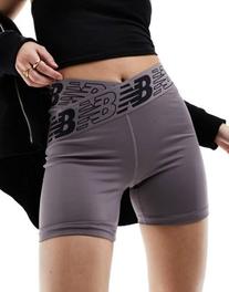 Oferta de New Balance relentless legging shorts in charcoal por $35 en asos