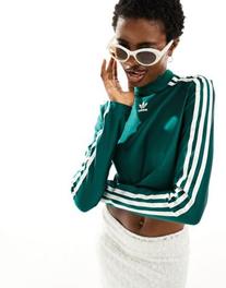 Oferta de Adidas Originals cropped long sleeve top in green por $38 en asos