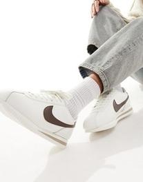 Oferta de Nike Cortez leather trainers in off white and cacao brown por $62,96 en asos