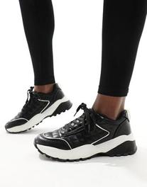 Oferta de Simply Be Wide Fit running trainers in black por $17,5 en asos