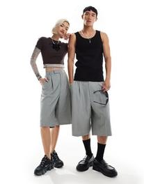 Oferta de COLLUSION Unisex relaxed wide leg tailored shorts in grey por $24,99 en asos