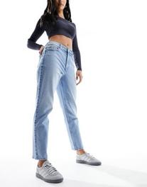 Oferta de New Look waist enhance mom jeans in medium wash blue por $41,99 en asos