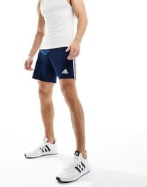 Oferta de Adidas Football Squadra 21 shorts in navy por $23 en asos