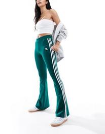 Oferta de Adidas Originals three stripe flared leggings in collegiate green por $37,5 en asos