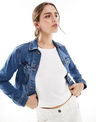 Oferta de New Look denim jacket in mid blue por $29,99 en asos