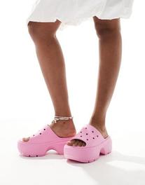 Oferta de Crocs Stomp Sliders In Pink Tweed por $55 en asos