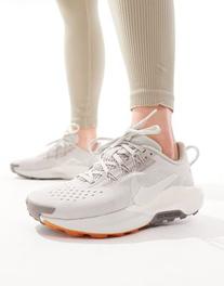 Oferta de Nike Running Pegasus Trail 5 trainers in beige and grey por $129,99 en asos