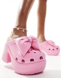 Oferta de Crocs Siren Clogs In Pink Tweed por $80 en asos