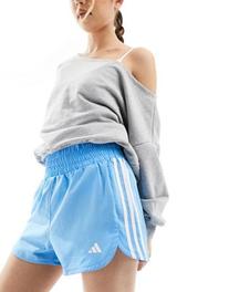 Oferta de Adidas Training Pacer shorts in bright blue por $28 en asos