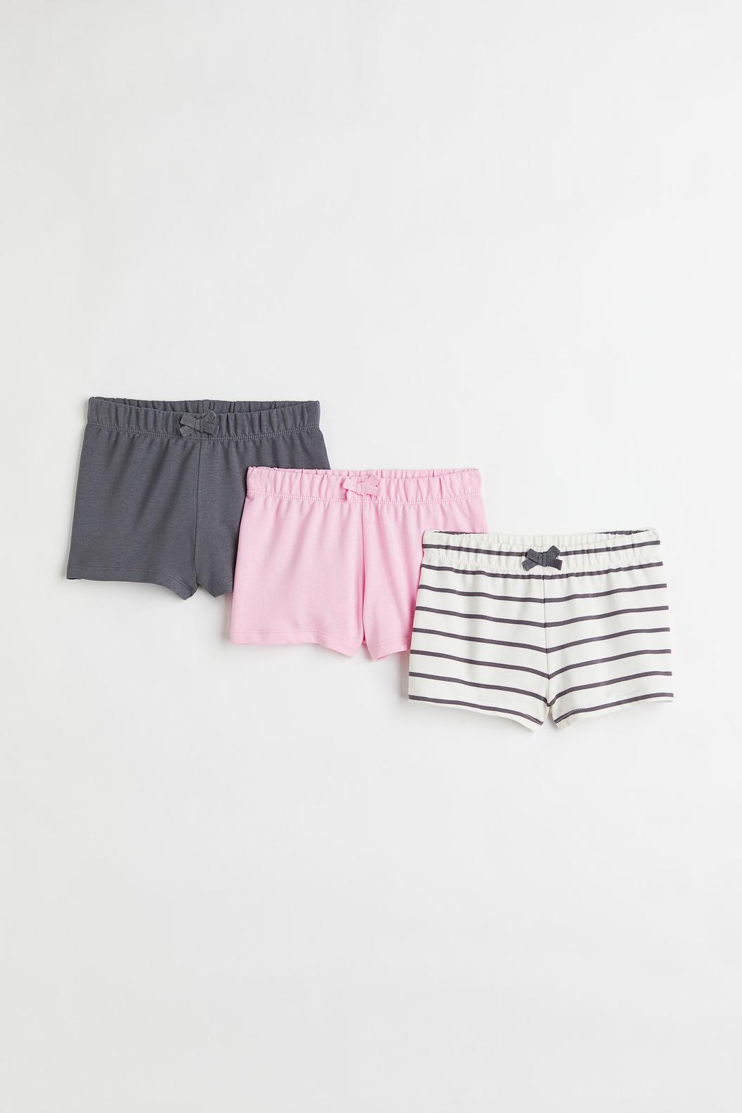 Oferta de Pack de 3 shorts de algodón por $9000 en H&M