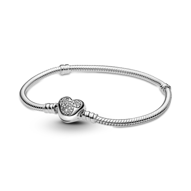 Oferta de Brazalete cadena de serpiente Pandora Moments con broche de corazón con Mickey Mouse. por $218000 en Pandora